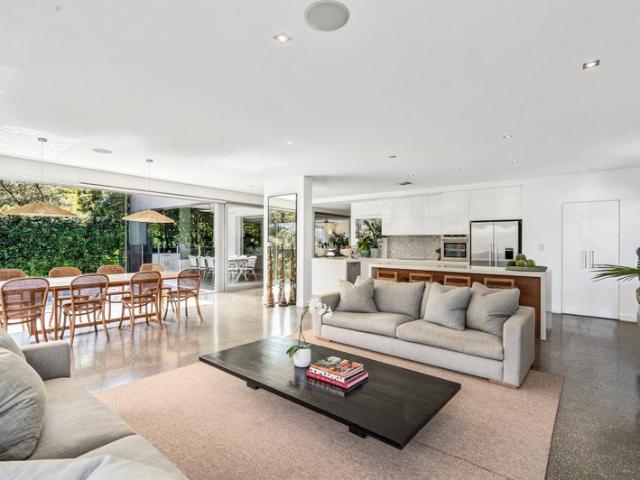 Masterfully Crafted Contemporary Residence in a Prized Beachside Setting