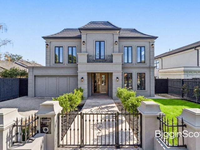 MASTERFULLY CRAFTED HOME IN THE HEART OF GLEN WAVERLEY!