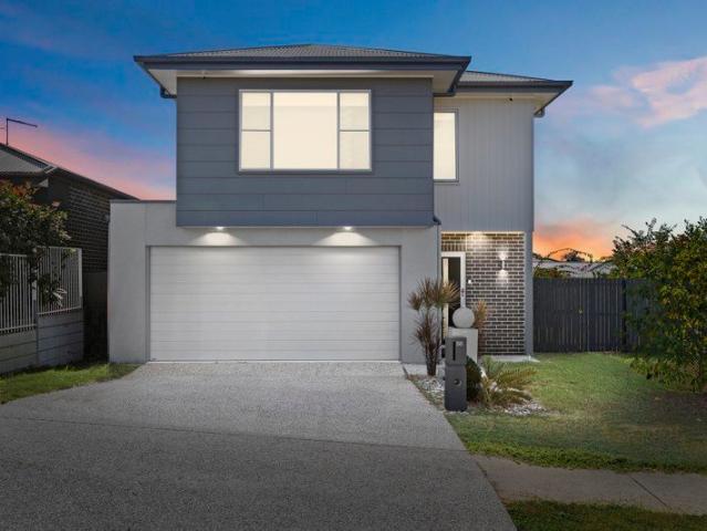 MASTERPIECE LIVING LUXURY, SPACE & LIFESTYLE ALL IN ONE! A CONTEMPORARY SHOWPIECE IN THE PRESTIGIOUS WOODLINKS VILLAGE ESTATE!