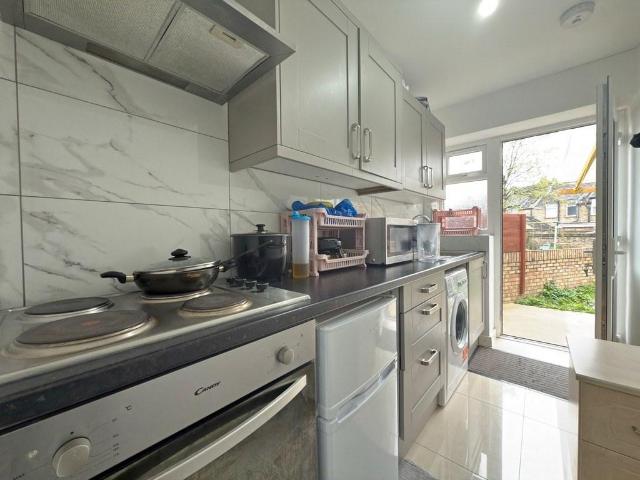 Maswell Park Road, Hounslow, TW3 Studio to rent £1,150 pcm £265 pw