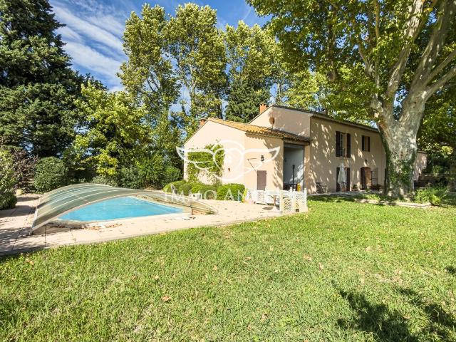 Mas 265 m2, en campagne, au calme absolu 268m² Le Thor