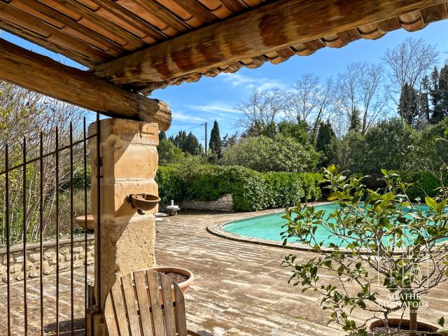 Mas 380 m2 en pierre avec piscine au calme sur 5800 m2 de te. 435m² Saint Rémy De Provence