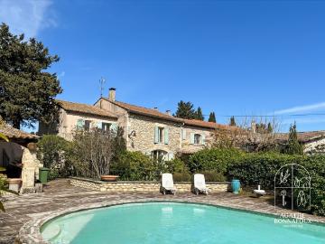 Mas 435 m2 en pierre avec piscine au calme sur 5800 m2 de te. 435m² Châteaurenard