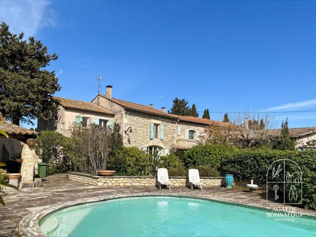 Mas 435 m2 en pierre avec piscine au calme sur 5800 m2 de te. 435m² Châteaurenard