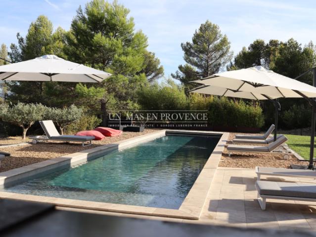 Mas contemporain avec vue panoramique et piscine de nage au coe