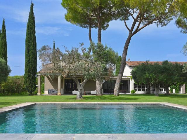 Mas contemporain de 700m2, plus dépendances. 702m² Montpellier