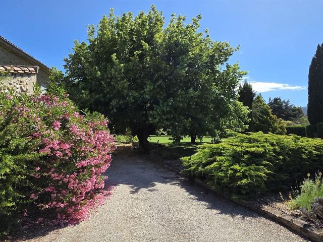 Mas à vendre à Séguret avec un jardin arboré, une piscine, u. 255m² Séguret