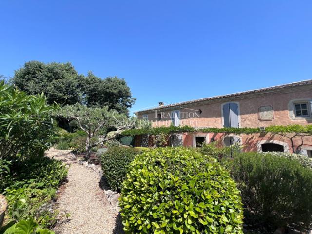 MAS AUTHENTIQUE AU COEUR DES ALPILLES