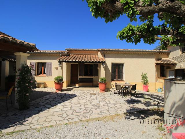Mas avec 2 logements indépendants + bâtiment de 5 chambres d. 380m² Sablet