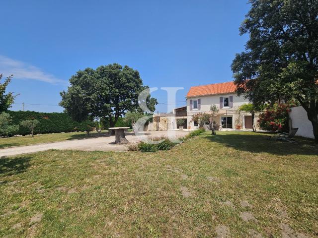 Mas avec piscine et dépendances proche de Sainte Cécile les. 177m² Tulette