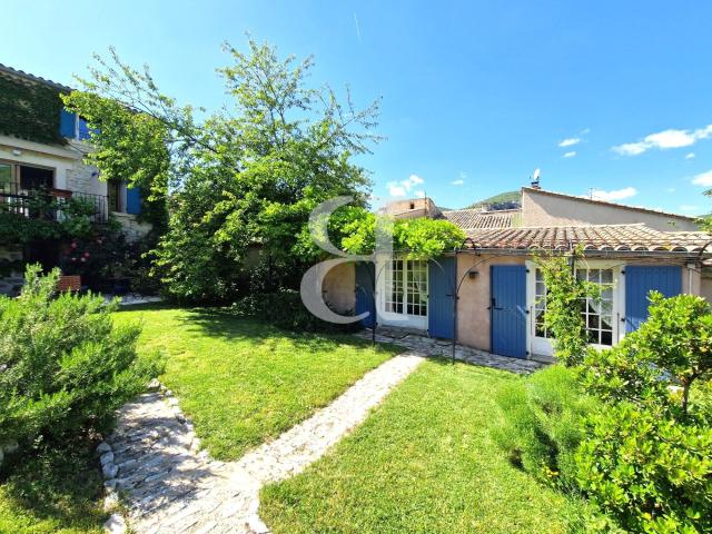 Mas avec piscine, jardin et dépendances dans la région de Ny. 257m² Curnier