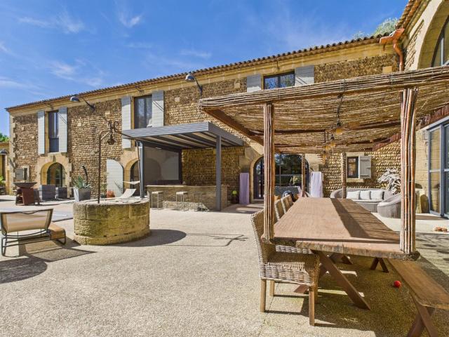 Mas d'exception avec chambres d'hôtes, écuries et prestation. 675m² Istres