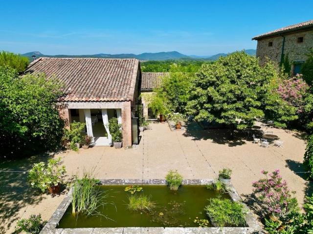 Mas d’exception sur 4,4 hectares – Élégance, histoire et art. 601m² Uzès