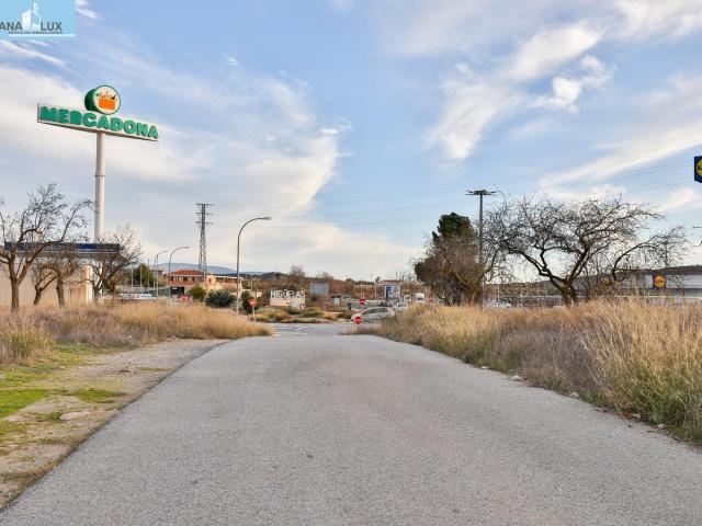 Más de 3000 metros de suelo Urbanizable Industrial frente a Mercadona y Lidl de Nigüelas
