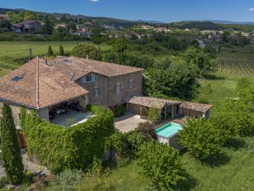 Mas de caractère rénové du 19ème siècle avec jardin, piscine. 206m² Aubenas