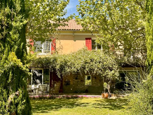 Mas de caractère sur une belle parcelle arborée de 10.000m2