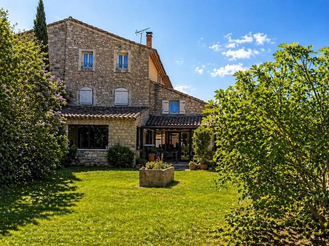 Mas de caractère 300 m2 avec dépendance, piscine et terrain. 300m² L'Isle sur la Sorgue