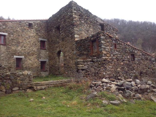 Mas de montagne en bord de rivière forêts et source. 130m² La Bastide
