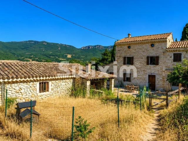 Mas en pierre au calme avec une belle vue sur 20 hectares 130m² Grignan