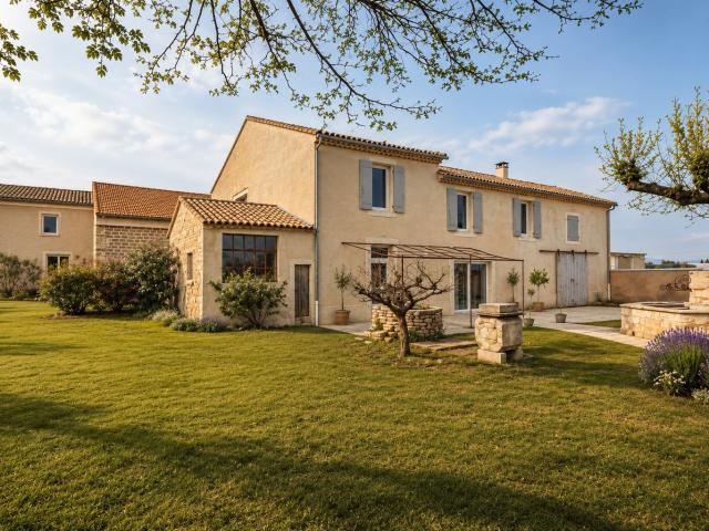 Mas en pierre avec salle de réception 240 m². Gîtes.Mariag. 580m² Saint Alexandre