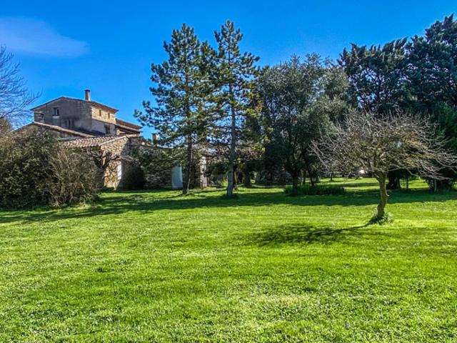 Mas en pierre à 13 km d'Uzès sur belle parcelle encore const