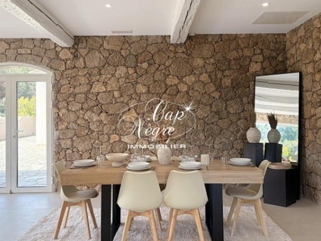 MAS EN PIERRE RÉNOVÉ VUE SUR LES VIGNES & LES COLLINES À VENDRE AU PLAN DE LA TOUR GOLFE DE SAINT TROPEZ