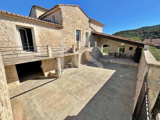 Mas en pierre rénové avec piscine et terrain arboré 266m² Viviers
