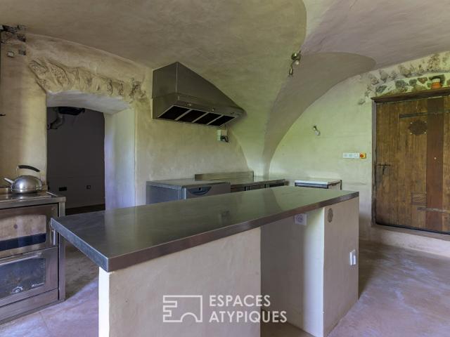 Mas en pierre restauré avec ses gîtes et terrasses face aux. 261m² Rocles