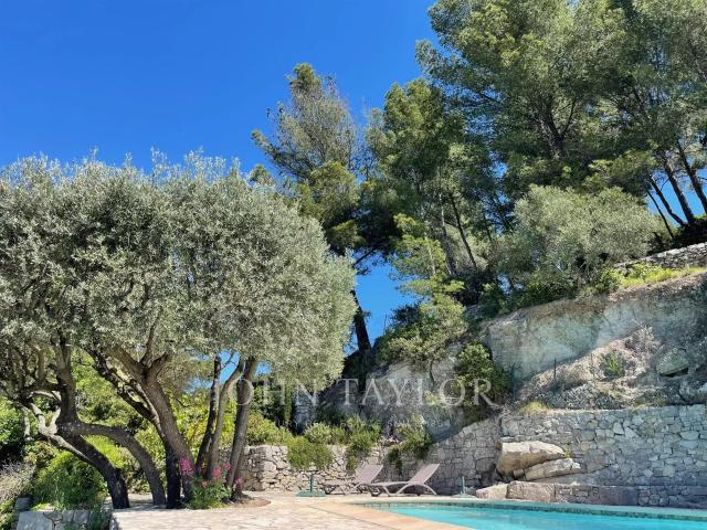 Mas en pierre, vues et soleil couchant – Le Beausset 197m² Le Beausset