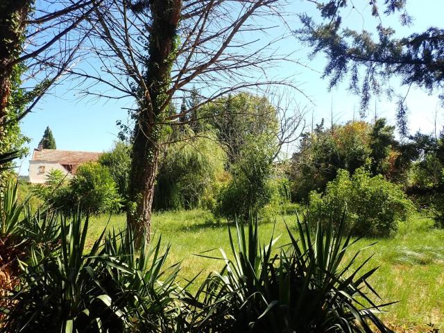 Mas en pierres de 275 m² avec dépendances et piscine