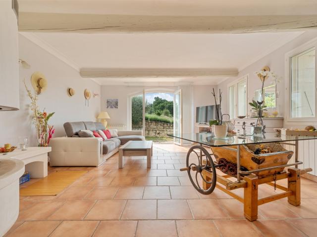 Mas provençal 250 m², gîte, 4,48 ha, vue Luberon — Bonnieux. 250m² Bonnieux