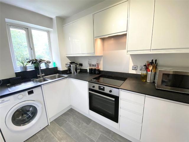 Masefield Gardens, Crowthorne, Berkshire RG45, 2 bed flat to rent, £1,400 pcm | PrimeLocation