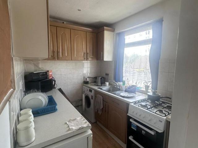 Masefield Lane, Hayes UB4 Studio to rent £1,050 pcm £242 pw