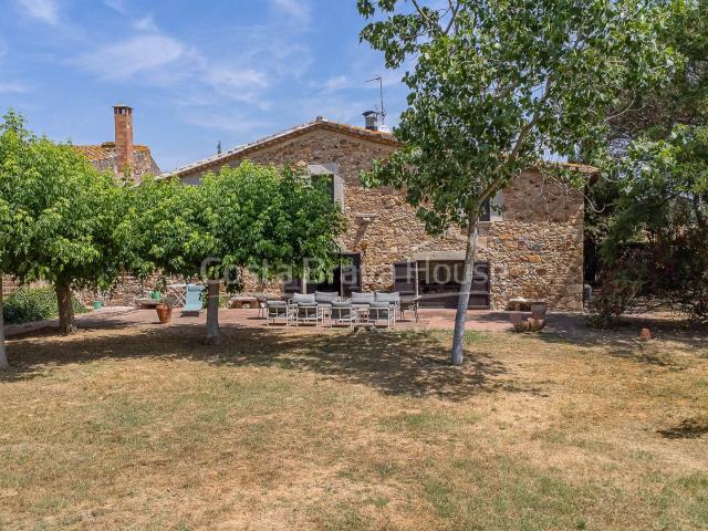 Masía catalogada del siglo Xvii en venta entre Girona y la C. 627m² Llagostera