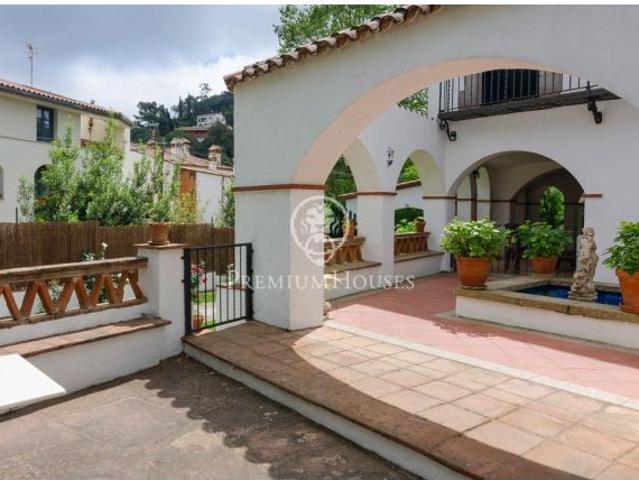 Masía céntrica en venta en Orrius, con negocio en funcionamiento hostelería