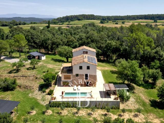 Masía completamente restaurada con dos viviendas y establos en un entorno natural cerca de Banyoles, Pla de l'Estany