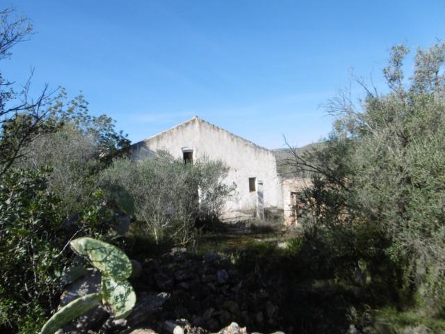 MASIA PARA REFORMAR CON ALMACENES EN UNA FINCA DE 10 HECTÁREAS