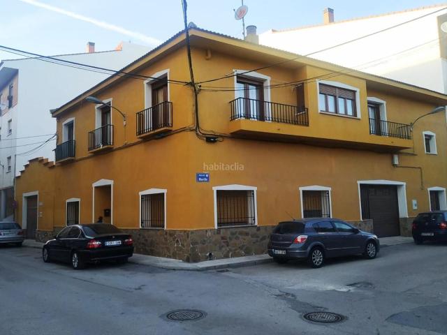 Masía en venta en Tarancón. Este casa rústica se encuentra en la calle Archivero Dimas Pérez de Tarancón. Comprende una casa en planta con cuatro dormitorios. Masías.
