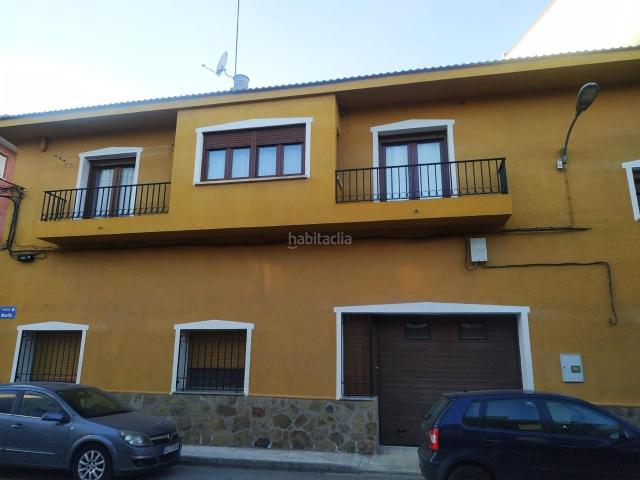 Masía en venta en Tarancón. Este casa rústica se encuentra en la calle Archivero Dimas Pérez de Tarancón. Comprende una casa en planta con cuatro dormitorios. Masías.
