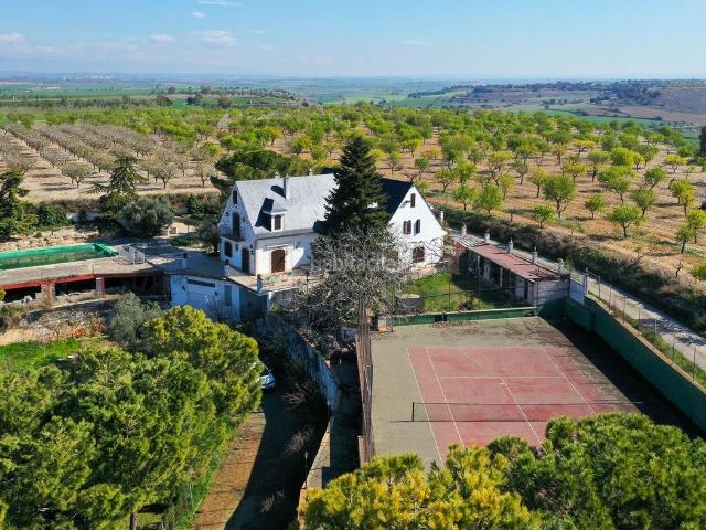 Masía en venta en Tàrrega. Finca rústica singular en parcela de 2.296 m2 con piscina, amplio garaje y pista de tenis. Masías.