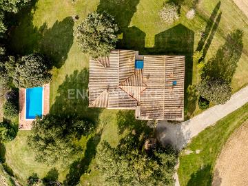 Masía en venta en Torelló. Magnífica villa con terreno cerca de Vic. Masías.
