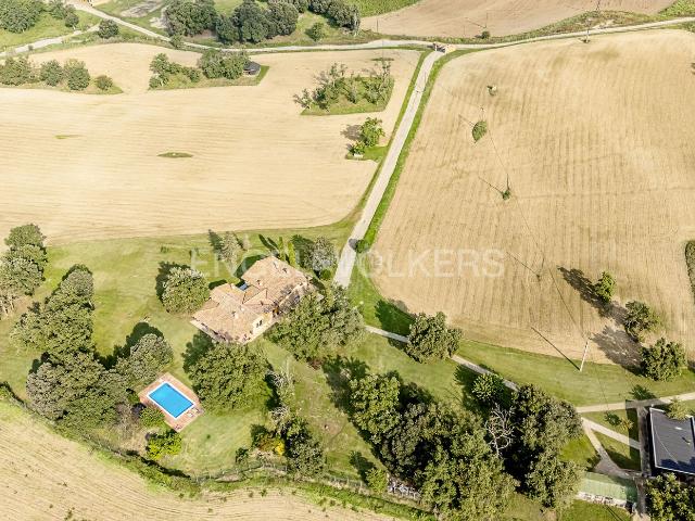 Chalet en venta en Torelló. Magnífica villa con terreno cerca de Vic. Chalets.