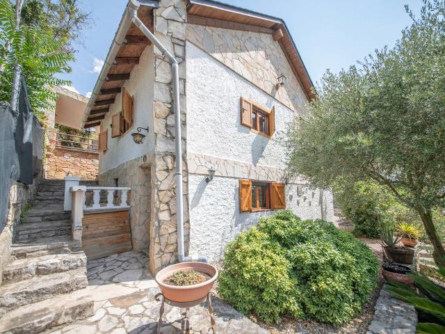 Masía en venta en Torre de Claramunt La. Encantadora casa unifamiliar con jardín en Les Pinedes d'Armengol. Masías Torre de Claramunt.