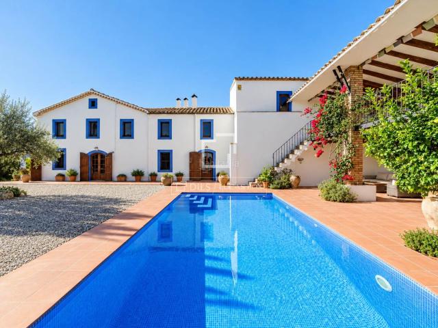 Masía en venta en Torrelles de Foix. Casa rural de 5 dormitorios con piscina en venta en Penedès, Barcelona. Masías Torrelles de.