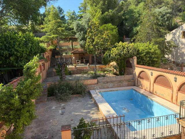 Masía en venta en Vacarisses. CASA INMENSA EN PLENO PUEBLO VACARISSES. Masías.