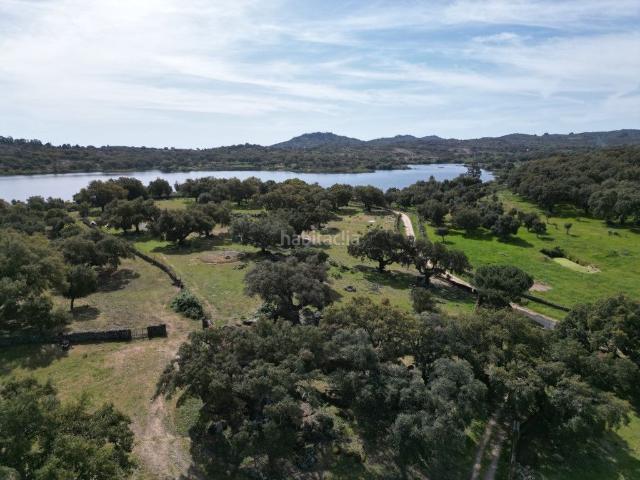Masía en venta en Valencia de Alcántara. Casa de campo con terreno y construcciones junto al pantano. Masías Valencia de.