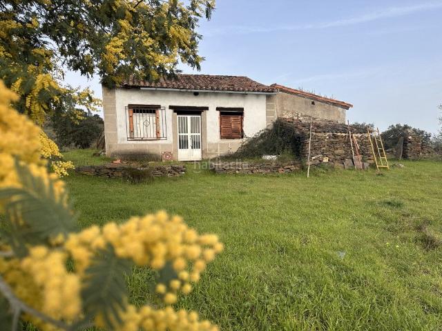 Masía en venta en Valencia de Alcántara. Finca con casa a renovar. Masías Valencia de.