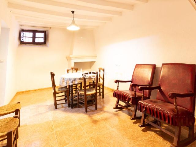 Masía en venta en Valle El. Casa de pueblo de tres plantas en Restábal para reformar. Masías Valle.