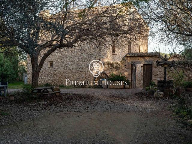 Masía en venta en Valls. Masía de piedra con jardín en Valls. Masías.