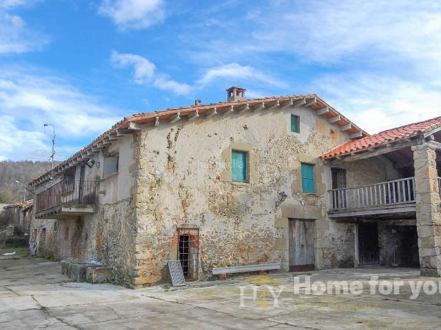Masía en venta en Vidrà. Magnifica finca ganadera y forestal en Vidrà a 3,5 km del pueblo con un camino de acceso pavimentado. Con una extensión de 108 hec. Masías.
